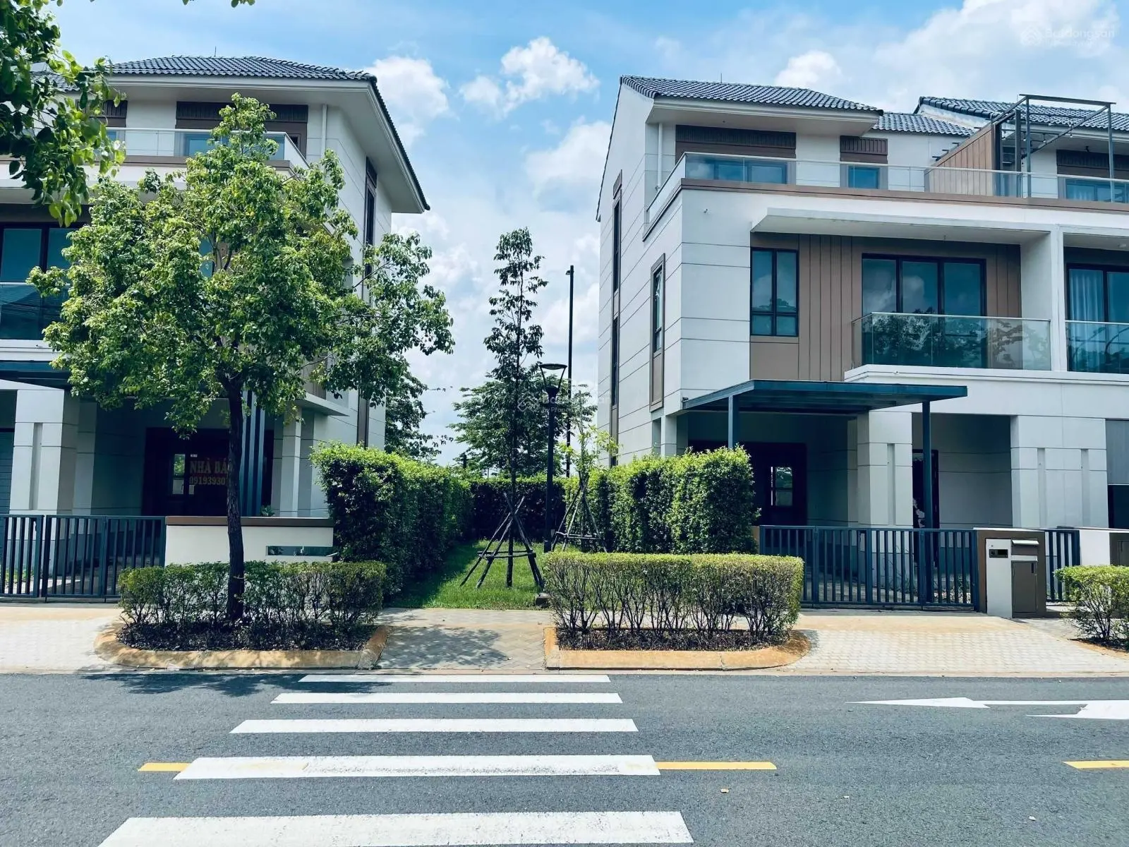 Bán Nhà phố góc Swanbay vị trí đẹp, sân vườn rộng như Biệt thự. Giá tốt đầu tư. LH: 0938 652 ***