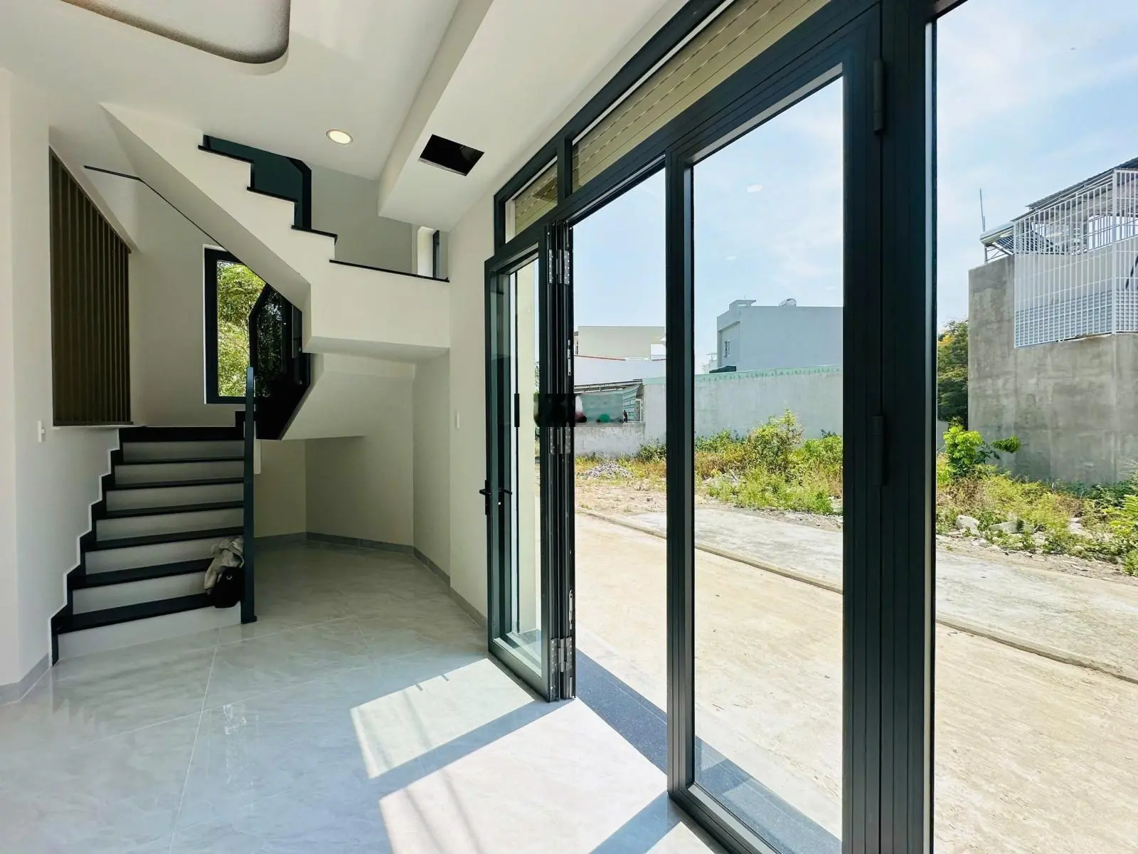 Hàng hiếm - bán căn góc 2 mặt tiền 2 tầng TĐC Đất Lành - Vĩnh Thái, Nha Trang vừa hoàn thiện