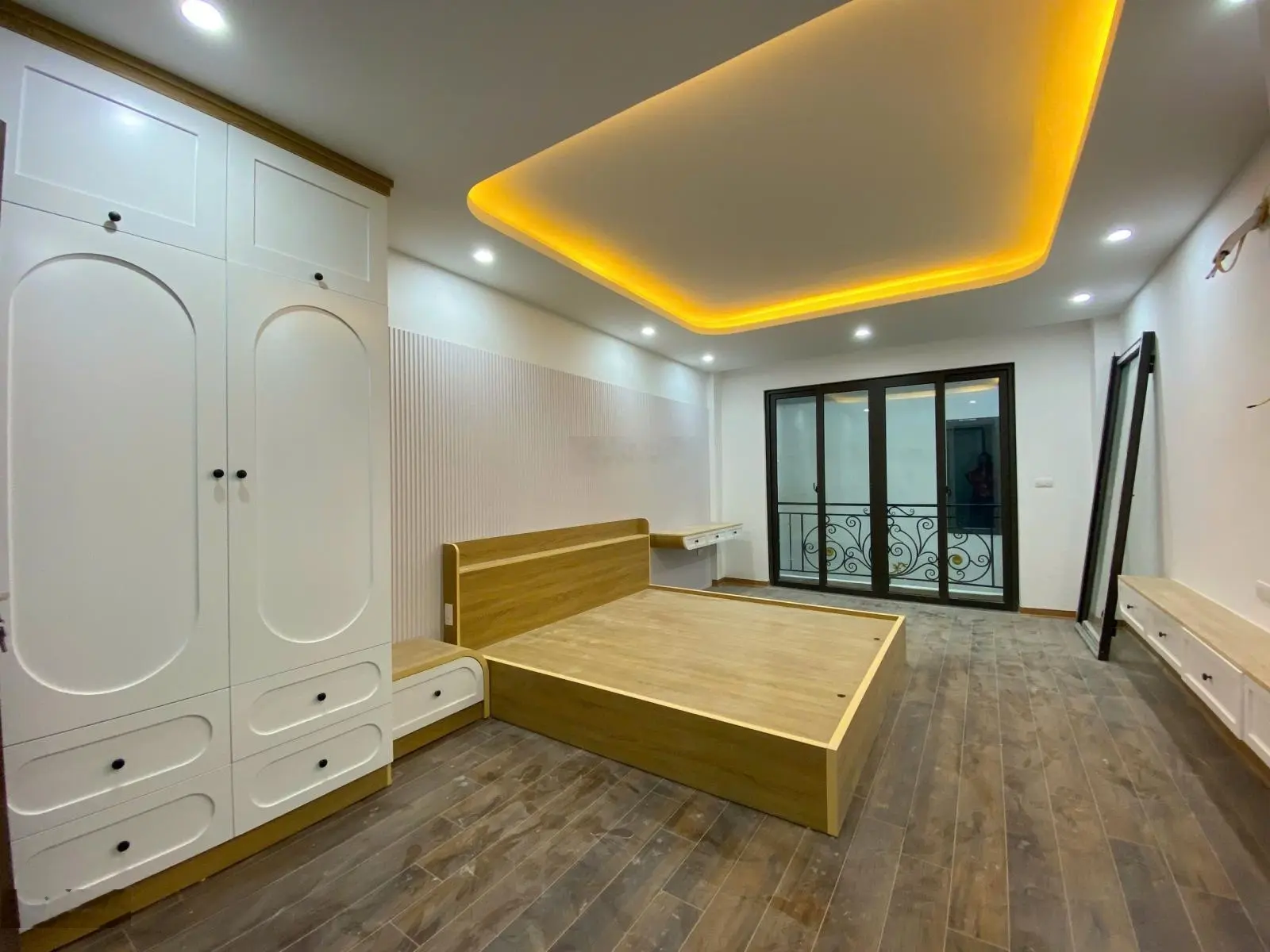 Nhà mới đẹp ở ngay - thang máy - gần phố - nở hậu - full nội thất. nghĩa dũng