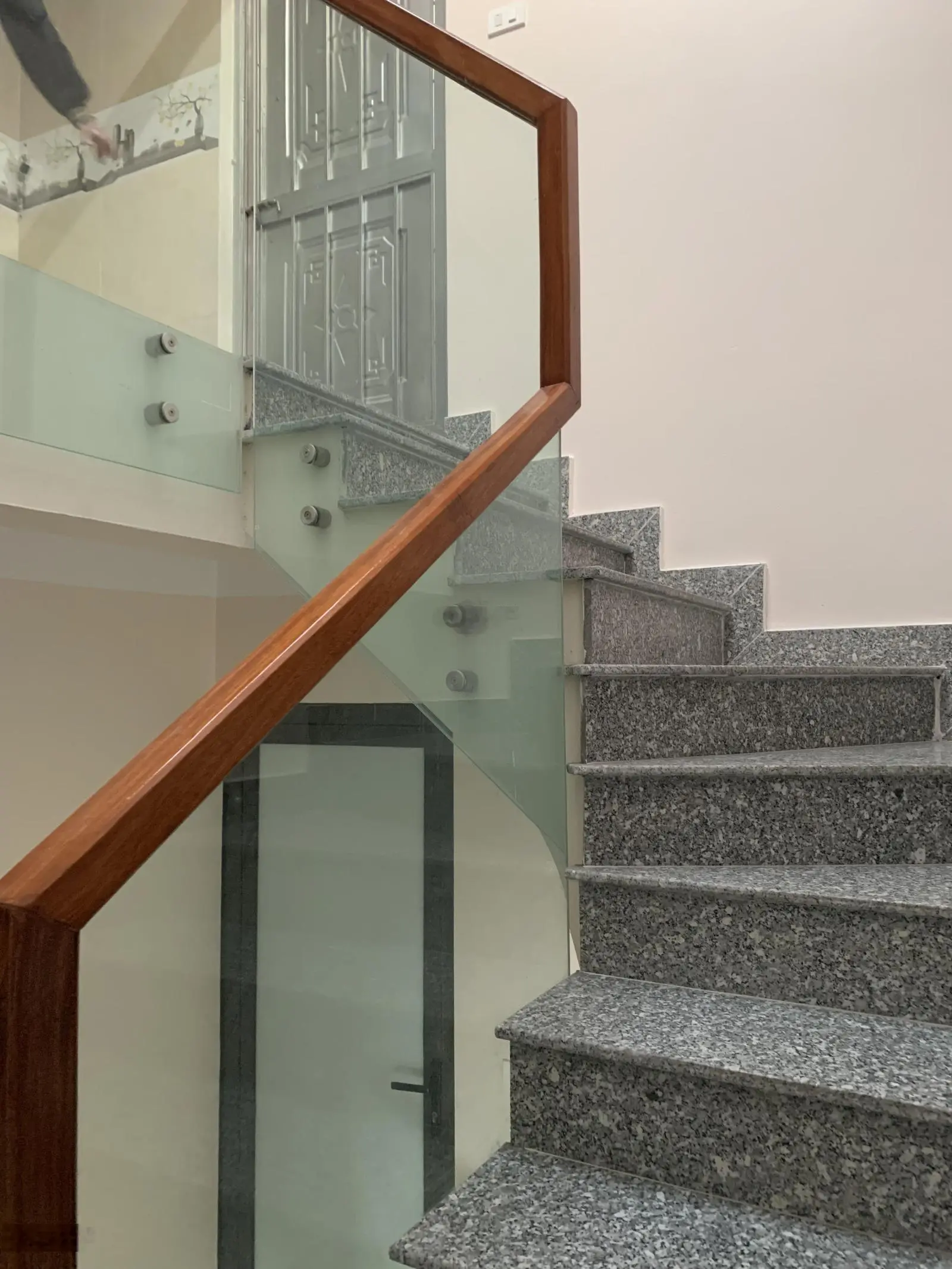 11 ty Nhà 5 tầng, gara oto rộng, 4 phòng ngủ 47m2, xây kiên cố