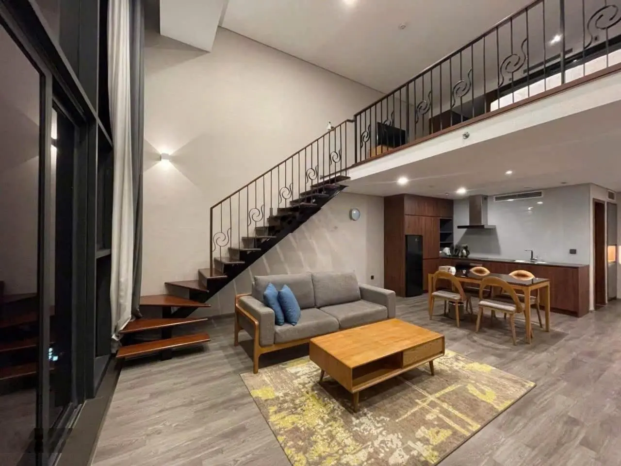 Ảnh thật chính chủ bán nhanh căn ban công Đông Nam 76 m2 PentStudio 699 Lạc Long Quân giá tốt SĐCC