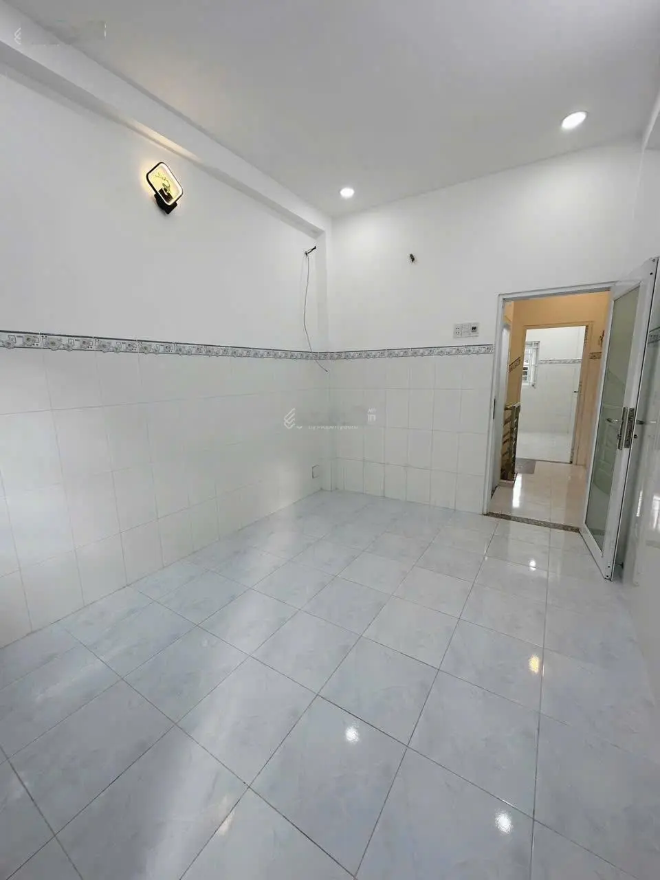 Chính chủ bán nhà 800 triệu , SHR , mặt tiền 5m xe hơi vào tới cửa