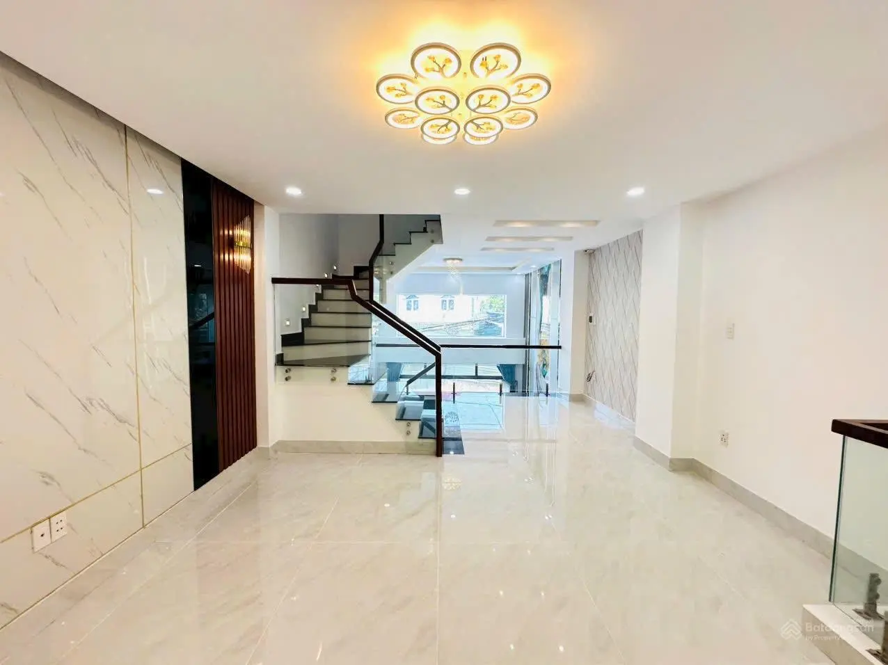 Bán nhà 4.5m x 14m 1 trệt 1 lửng 3 lầu full nội thất hẻm 6m chỉ sau nhà mặt tiền đường Hà Huy Giáp