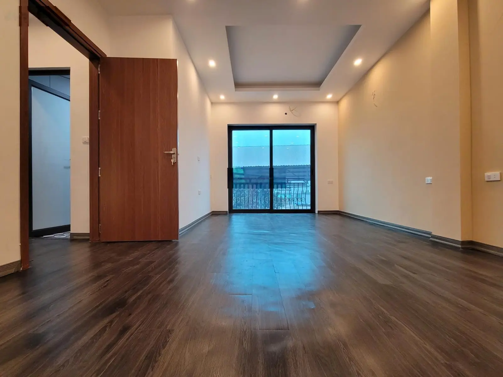 Chính chủ bán nhà mặt sân Vh ô tô vào nhà, đỗ cửa thoáng vĩnh viễn lô góc 2 mặt ngõ 40m2