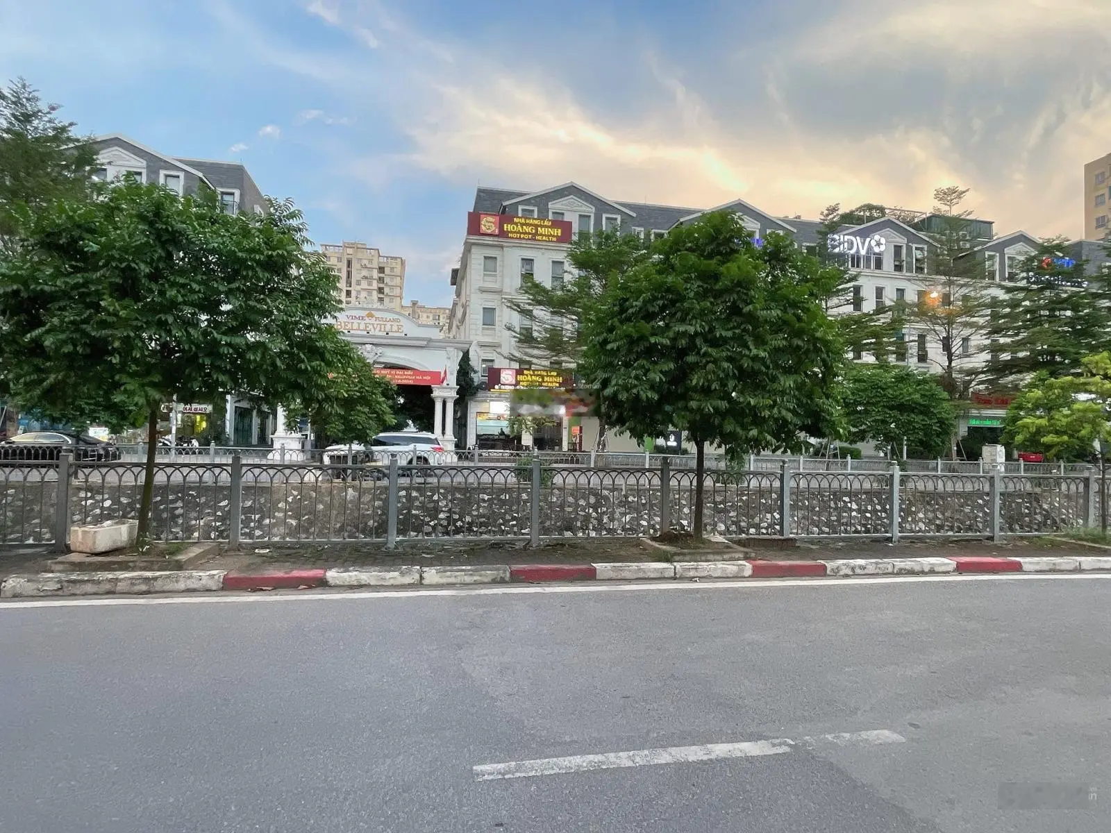 Hiếm. Bán nhà mặt phố lô góc cổng chào Belleville, đẹp nhất đường Mạc Thái Tổ