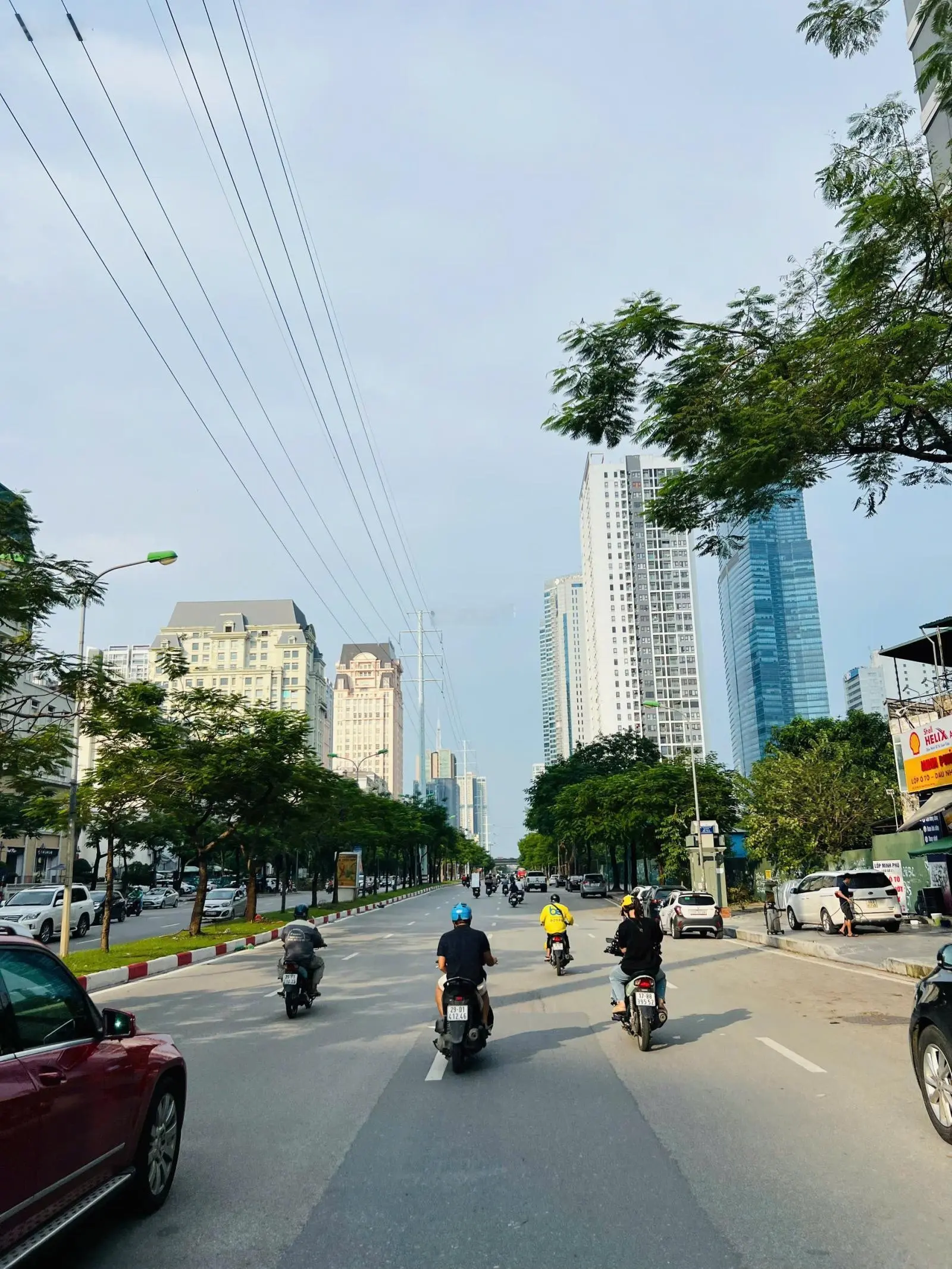 CC bán tòa nhà văn phòng trung tâm Quận Cầu Giấy, đang cho thuê 389,6tr/th. Lô góc.S270m2 MT20m, 8T