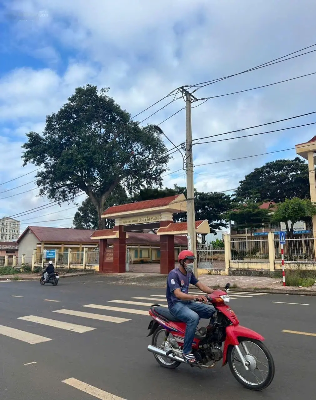 Bán nhanh lô đất mặt tiền đường Nguyễn Hồng Ưng Tp Buôn Ma Thuột, đối diện trường học