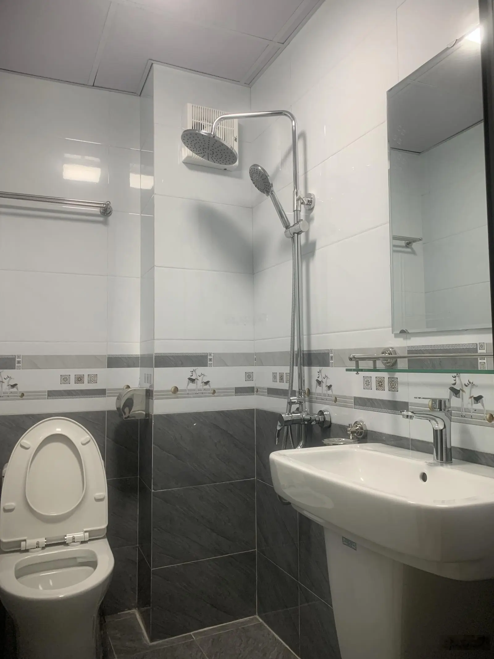 Bán nhà 3 tầng mới xây, TK hiện đại, gần chợ Rồng, gần hồ Biển Bạch, trung tâm TP. Ninh Bình