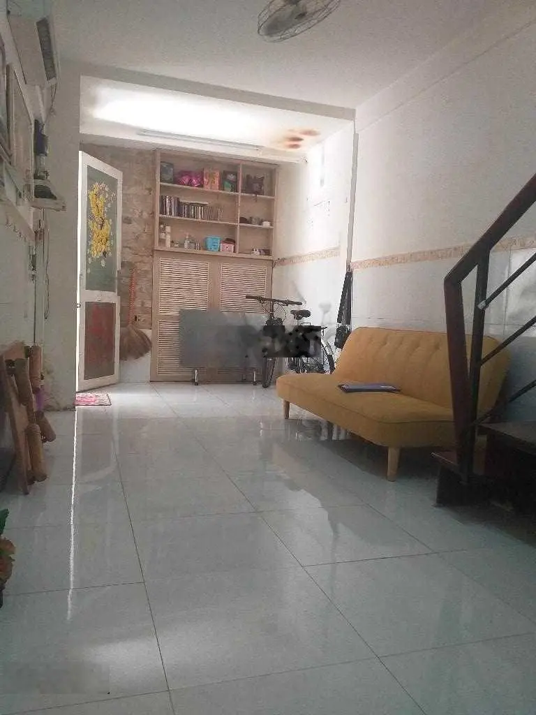 Bán nhà Quận 3, Lý Chính Thắng, 2 tầng x 23m2, 3 căn ra mặt tiền, 2. X tỷ