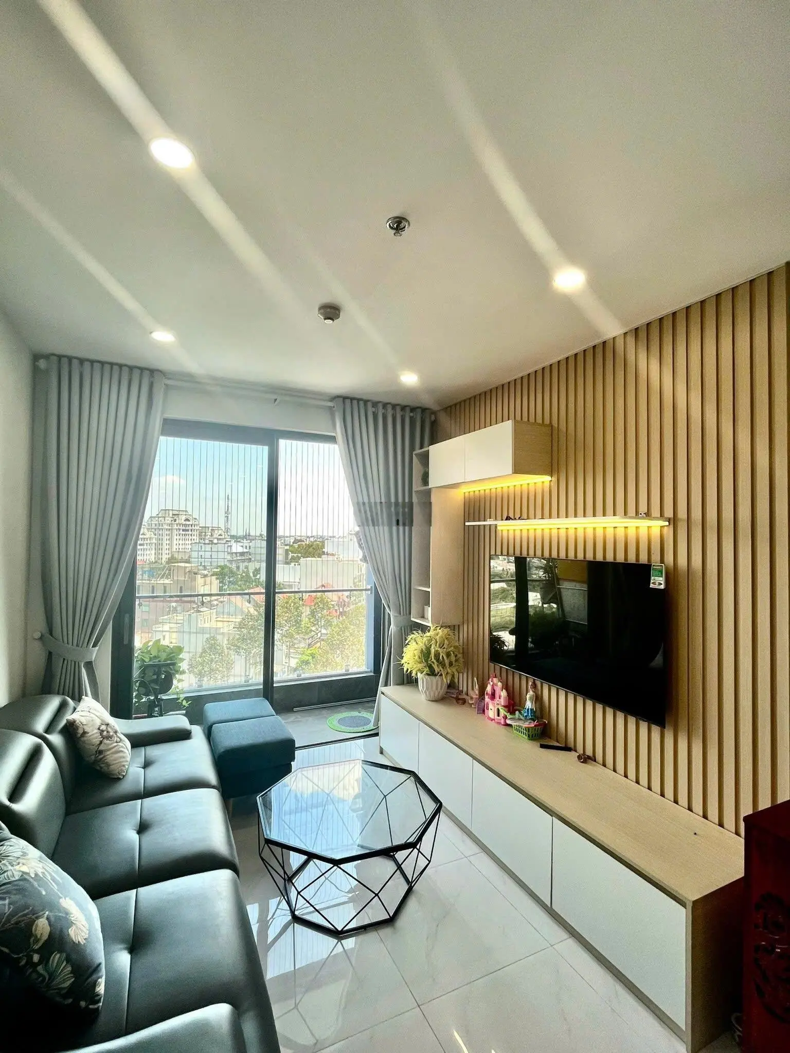 Bán gấp căn hộ C-SkyView 2PN, 2WC - Giá siêu hời chỉ 2,4 tỷ đồng tại trung tâm Thủ Dầu Một