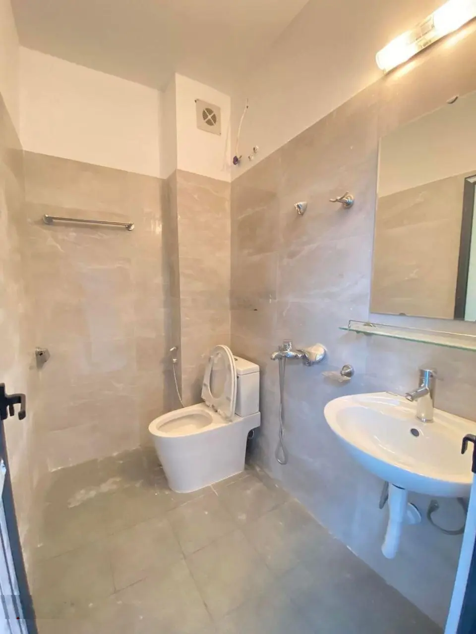 Căn lô góc 47m2x3T, gần chợ Đông La, 5 phút Penika Tố Hữu