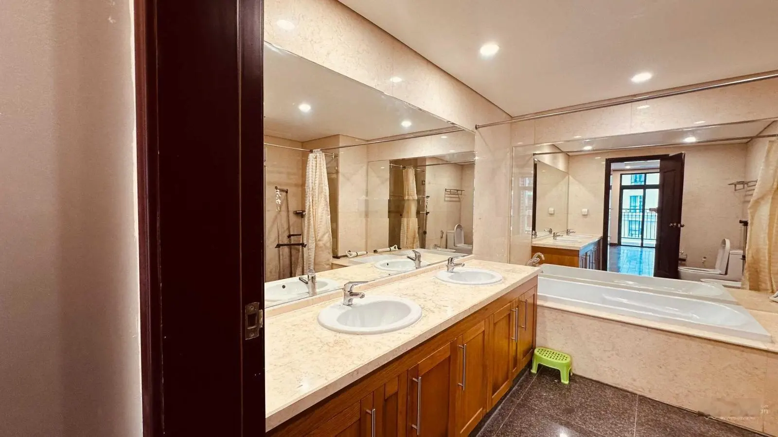 Chính chủ bán căn 3 PN 143m2 full đồ tại Green Diamond 93 Láng Hạ, ban công Tây Bắc view hồ, sổ đỏ
