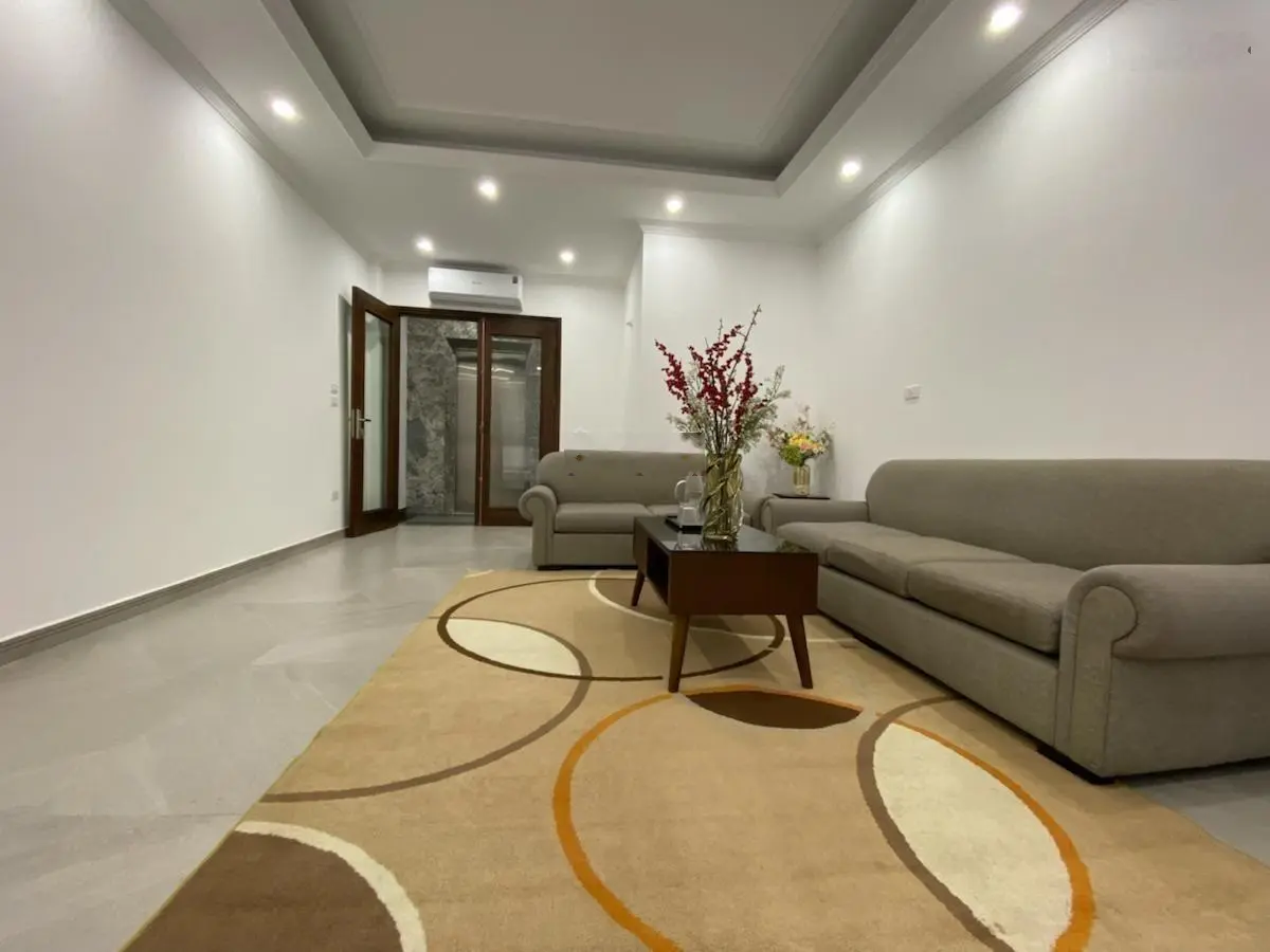 Bán Gấp nhà phân lô Đường 800A cầu giấy víp 50m2 x 8 tầng mặt tiền 4,5m ô tô vào nhà
