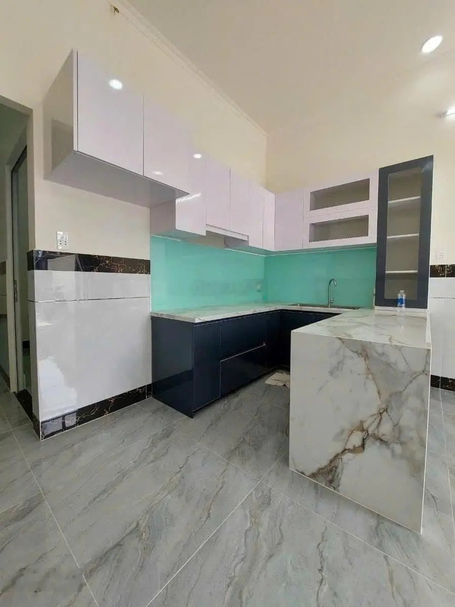 Bán gấp nhà giá 950tr , ngay chợ bình chánh , sổ hồng công chứng liền .
