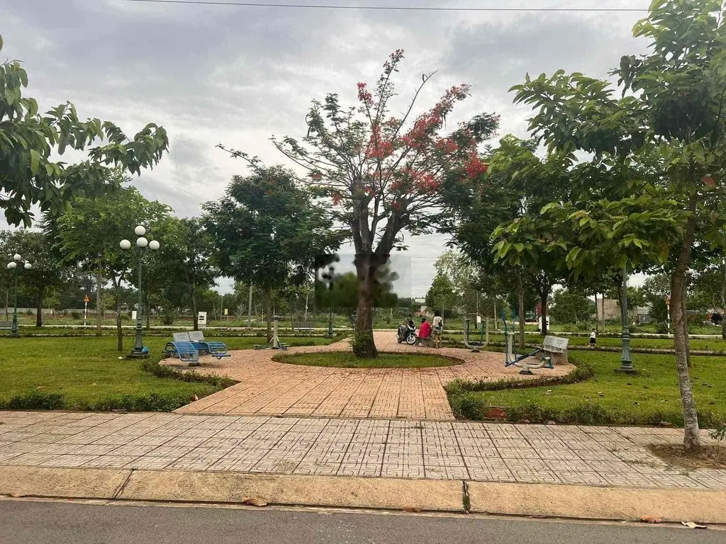 nhà xây kiên cố vị trí thoát mát hướng công viên đẹp ra cao hơn khu lô