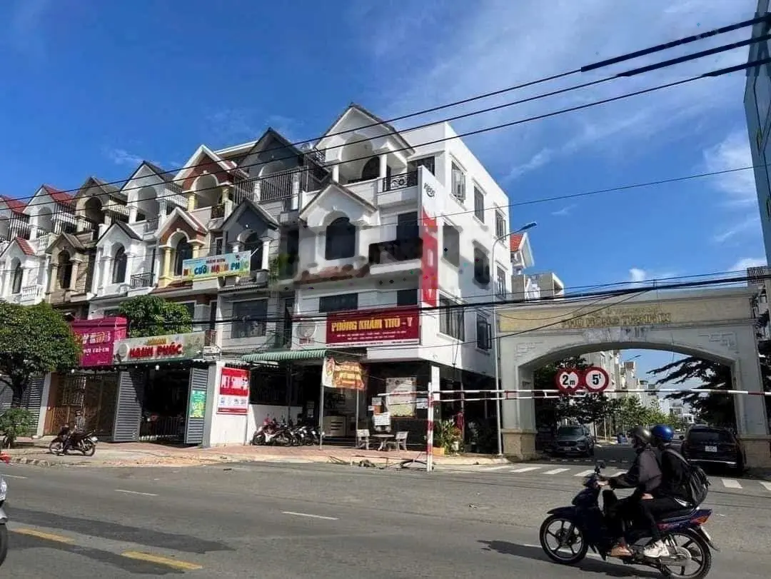 Cần bán gấp tòa nhà 2 mặt tiền ngay ql1k và đt743 tp dĩ an, bình dương. Diện tích 122m