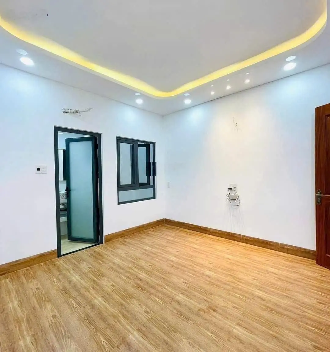 Bán nhà 60m2 đường Số 13 gần hồ bơi Vân Đồn, Q4 giá 3 tỷ 180. Xây 1 trệt 4 lầu - có 5 phòng ngủ