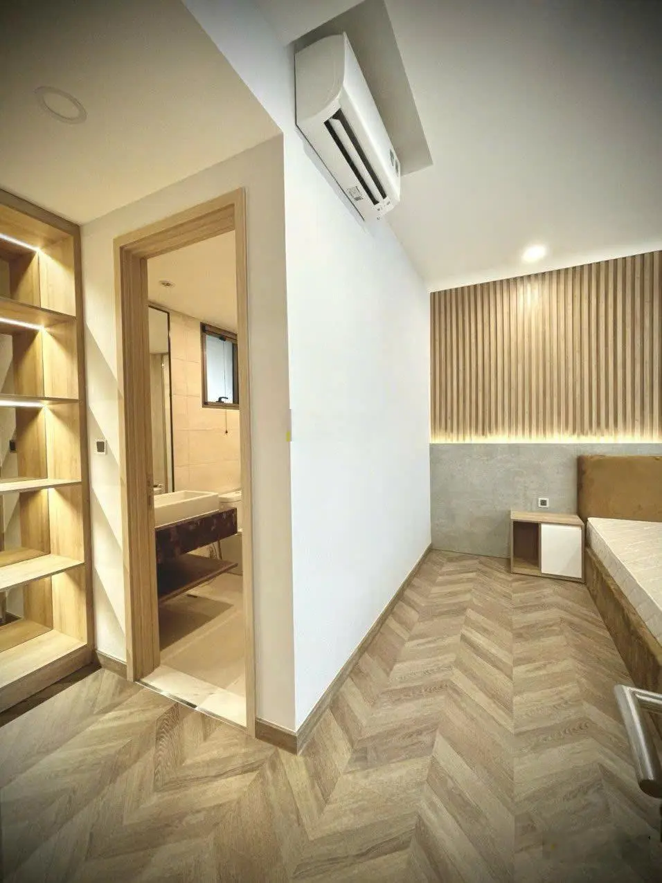 Bán nhanh căn góc 3PN, Midtown (M8), full nội thất, ô xe hơi hầm, đang có hơp đồng thuê ổn định.