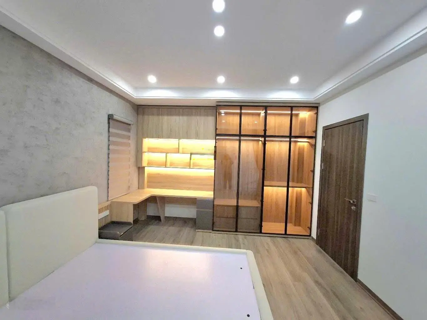 Nhà mới cổ linh quận long biên gần cầu vĩnh tuy 6 tầng lô góc ngõ thông