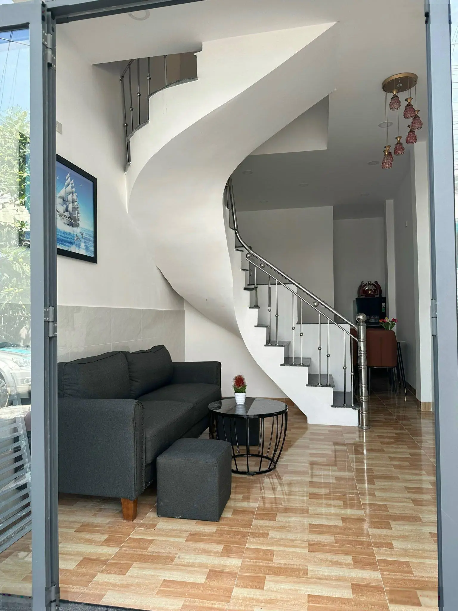 Nhà mới 3 tầng, cạnh biển phường Vĩnh Nguyên, TP Nha Trang