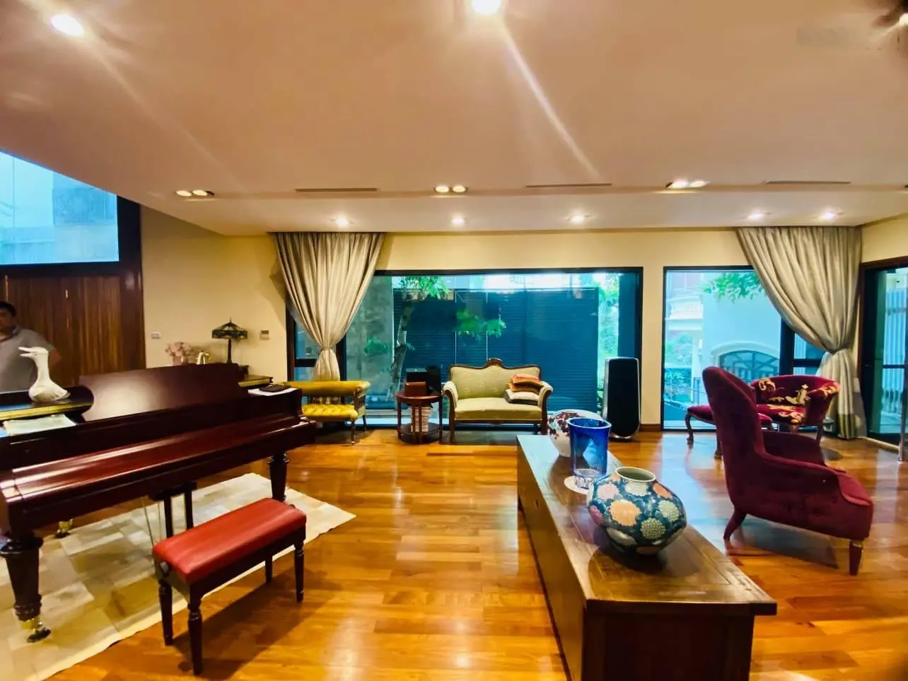 Chủ nhờ bán nhà mặt ngõ 21 Nguyễn Văn Huyên 67m2 kinh doanh sầm uất, nhà mới