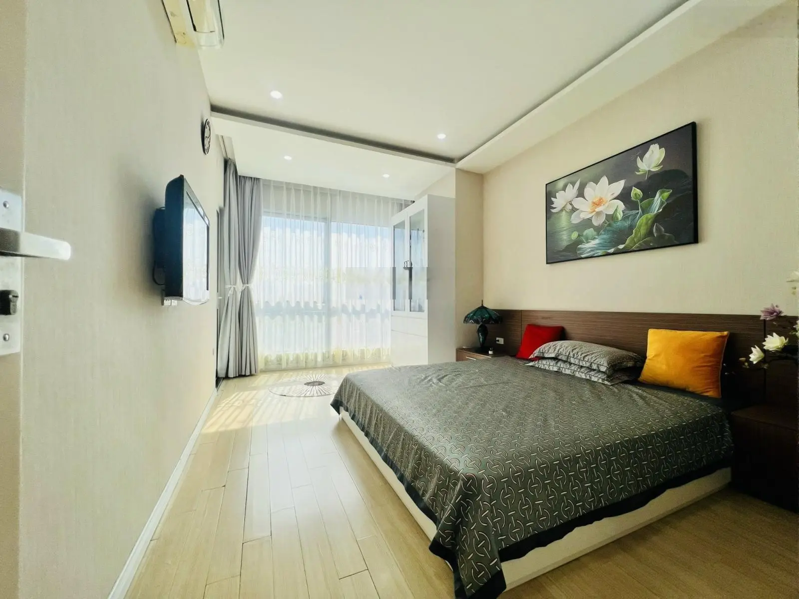 Tôi chính chủ bán căn 2pn, 2wc, dt 100m2. Full đồ nhà đẹp. Giá 5tỷ5 chuẩn không đăng ảo. Tầng 16