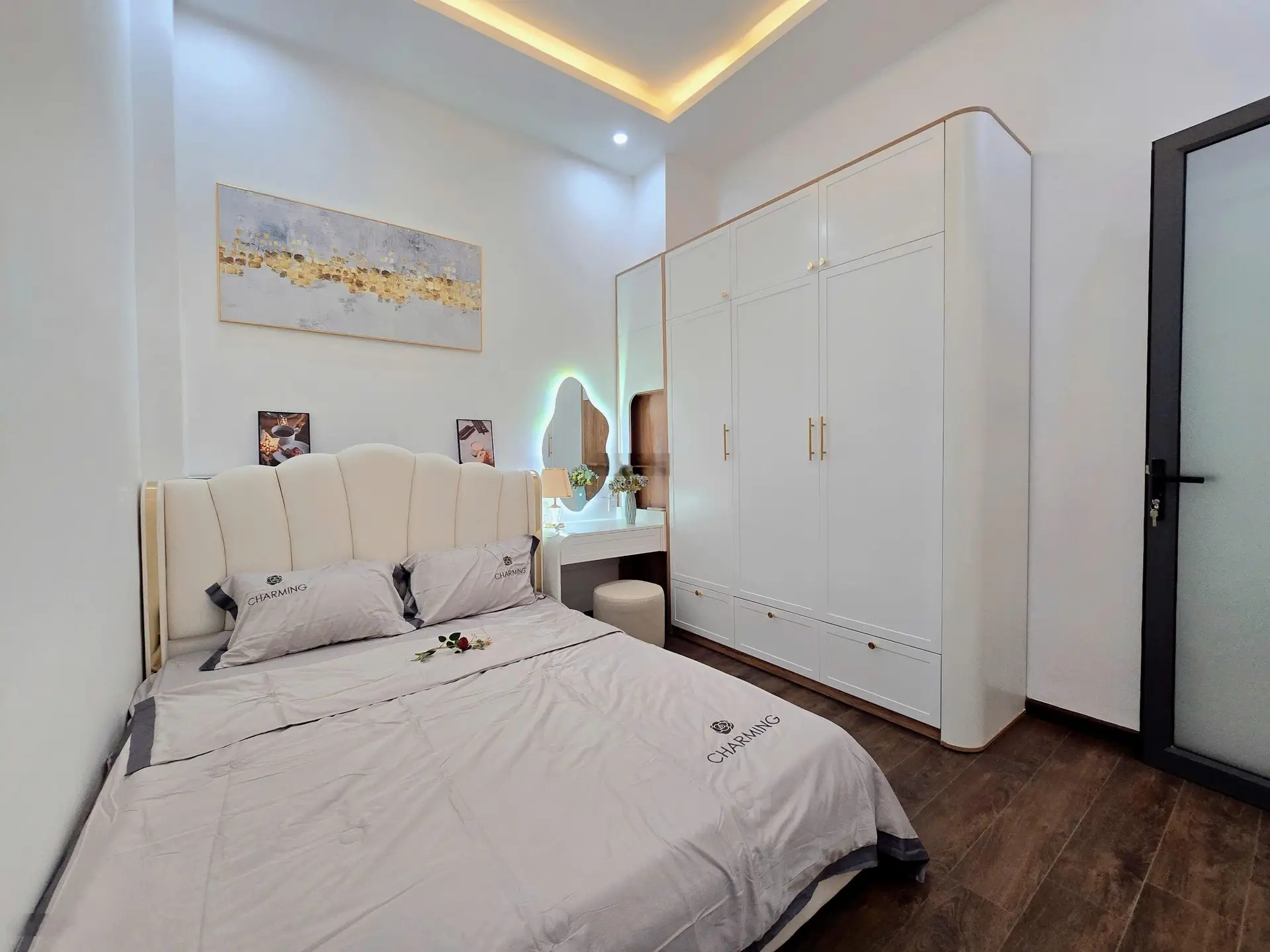 Bán gấp nhà 2 tầng 3PN, khu dân trí cao, nội thất cổ điển, tiện ích bao quanh