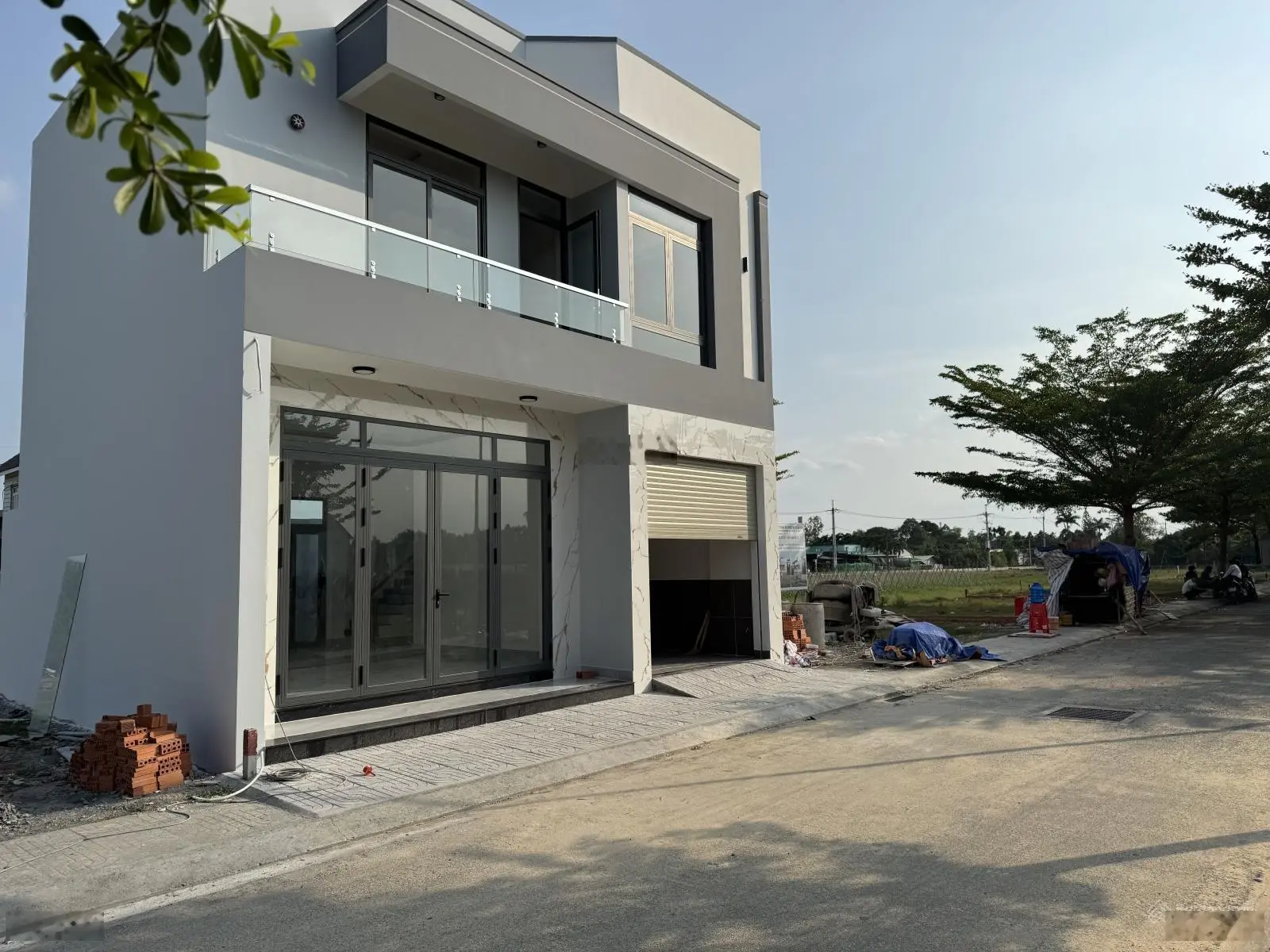 Bán gấp nhà mới xây 137m2(8,5x9,5m), 1 trệt 1 lầu, có gara ô tô, 3PN2WC, giá 3,15tỷ, hỗ trợ vay 75%
