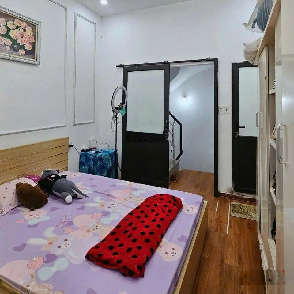 5.2 tỷ, DT 23m2 tầng 2, 3 tầng, gác lửng, 2 ngủ, 50m ô tô tránh, ngõ Thông Phong, Đống Đa