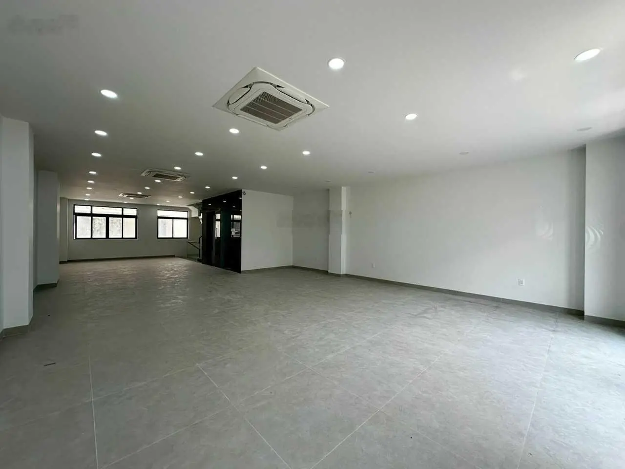 Bán nhà mặt tiền đường Nguyễn Thị Nhung. Trục đường chính KĐT Vạn Phúc City