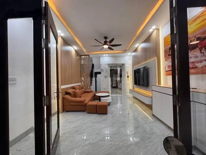 Nhà đẹp phố Giang Văn Minh, mới thang máy xịn sò, cách ô tô 65m, gần phố, DT 37m2 * 6 tầng