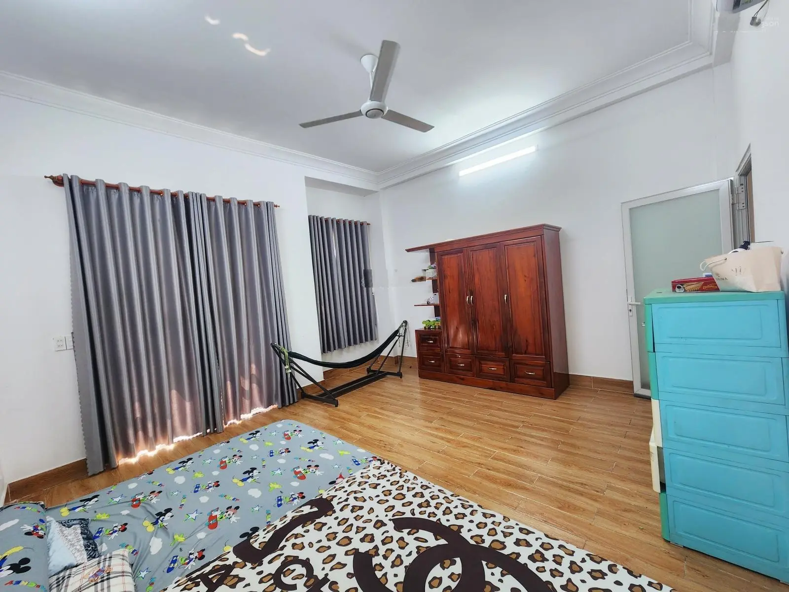 Bán nhà, 3 tầng 2 phòng ngủ rộng, 80m2 ngang 5m, ngay chợ đêm Hòa Lân, 3.89 tỷ TL
