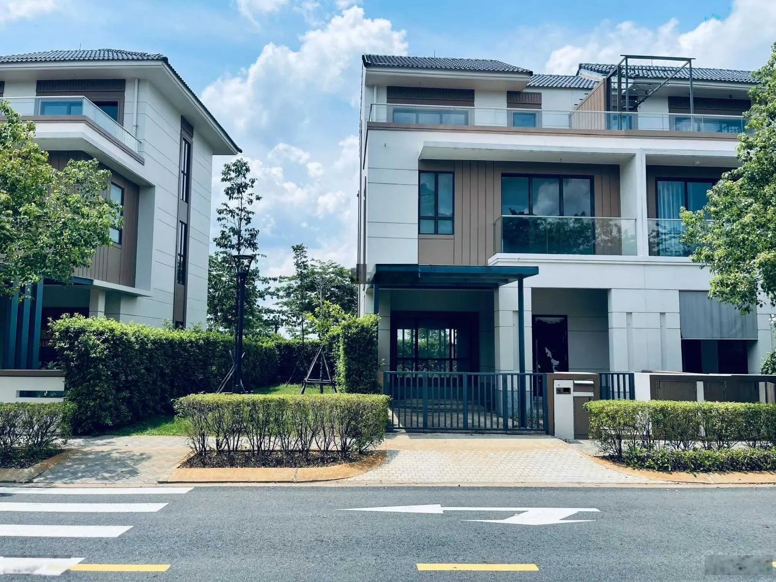 Bán Nhà phố góc Swanbay vị trí đẹp, sân vườn rộng như Biệt thự. Giá tốt đầu tư. LH: 0938 652 ***