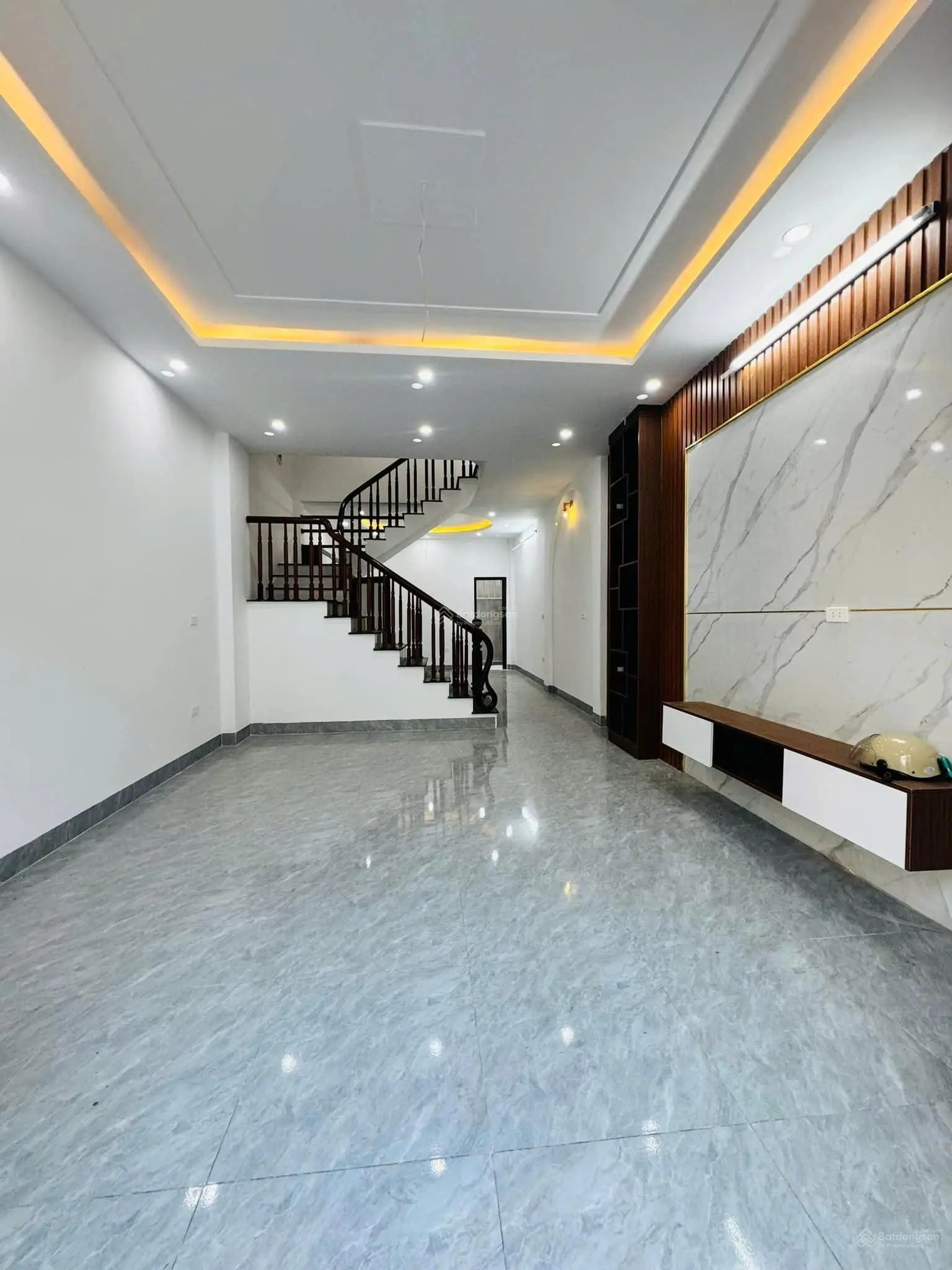 Tìm đâu ra căn xây độc lập. Ngõ thông tại Lại Yên. DT 49m2, 4 tầng. Cạnh Spendora. Giá 4.4 tỷ