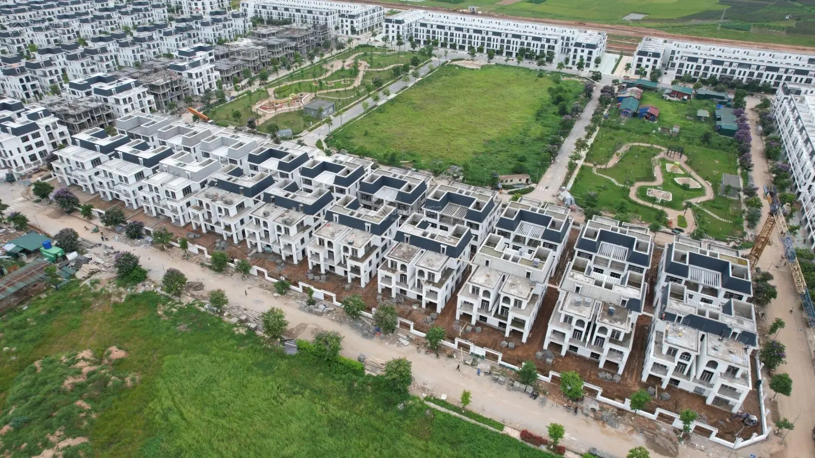 Quỹ căn biệt thự, nhà vườn đa dang, chênh nhẹ sau phiên đấu giá 02/08/2024 tại HUD Mê Linh Central.