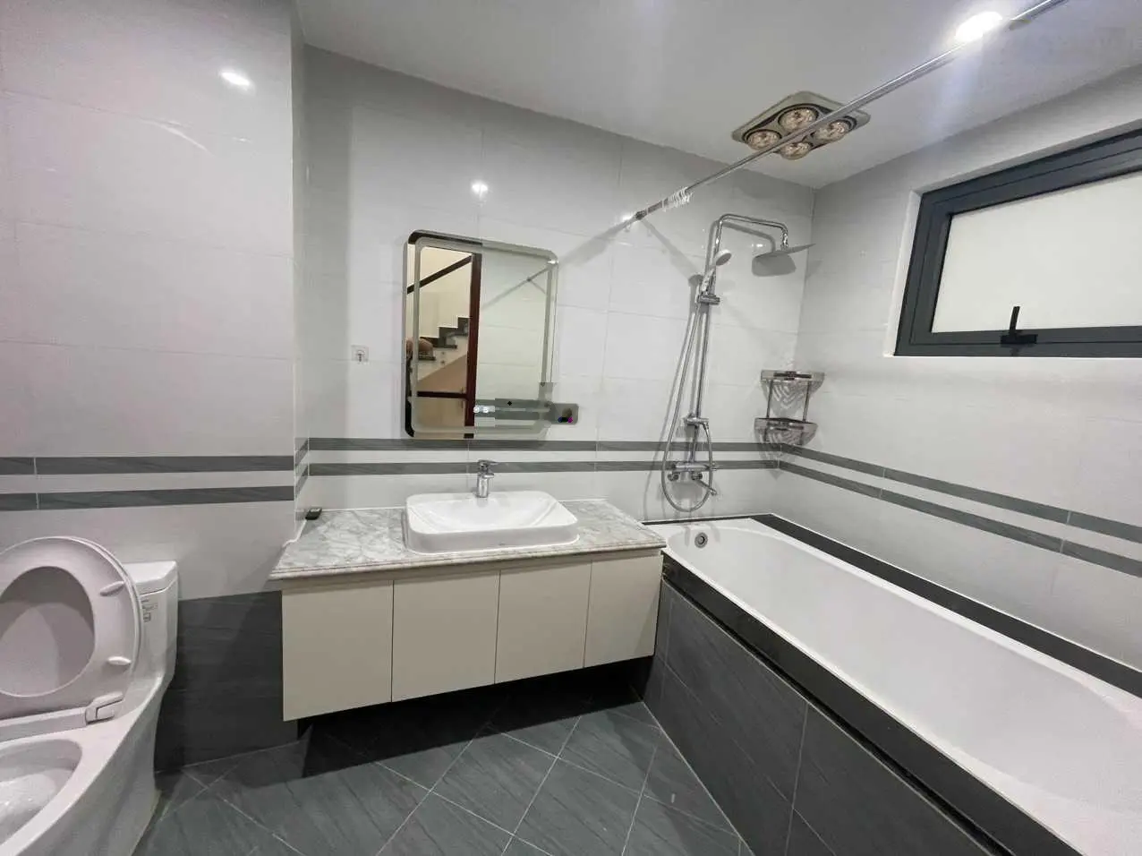 Bán nhà tái định cư Ngọc Thụy 80m2 x 4,5Tx 5,33m MT, thang máy 450kg, ngõ thông 2 ô tô để trong nhà