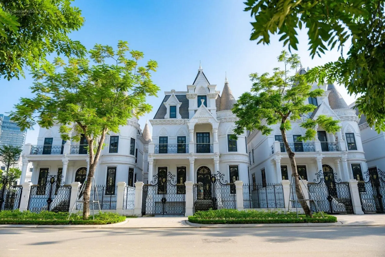 Nhỉnh 40 tỷ mua đứt căn biệt thự Tây Hồ. Thanh toán 15 tỷ nhận nhà luôn, giá tốt nhất Tây Hồ