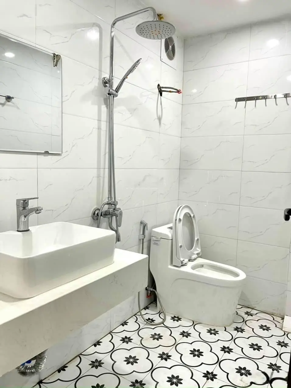 Đủ tiêu chí đẹp - rẻ - thoáng, hơn 6 tỷ sẵn căn 5t ngõ 4m, bãi gửi xe cạnh nhà, 40m ra Ngô Quyền-HĐ