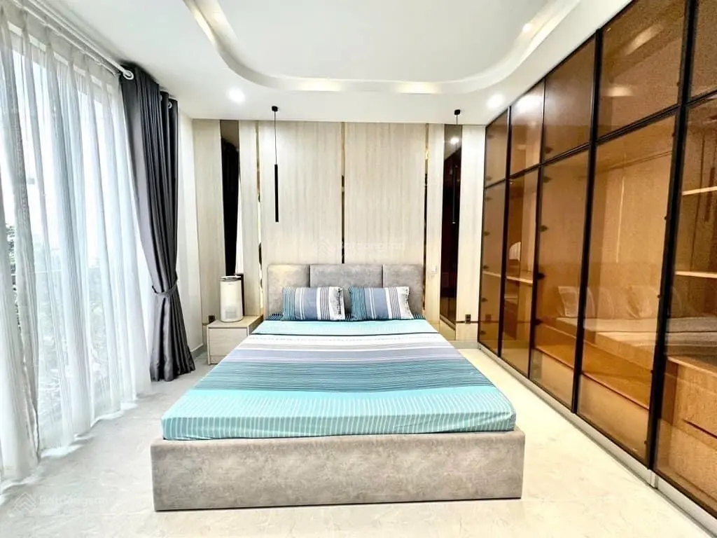 Xe hơi ngủ nhà - khu vip thành thái -q10 - 4x15m - 4 tầng-vừa ở vừa kinh doanh - sát mặt tiền đường
