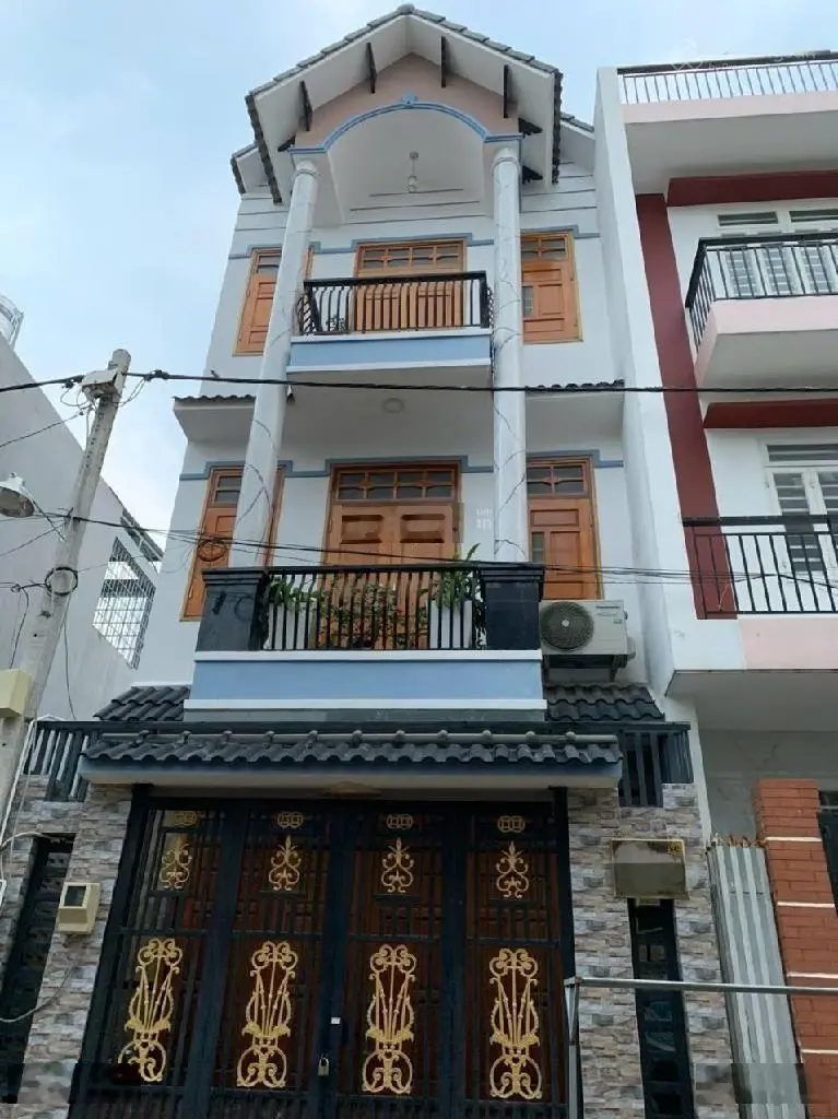 Bán nhà khu phân lô cao cấp cạnh chợ đầu mối Thủ Đức, 52m2, 3 tầng đẹp lộng lẫy, giá 4,5 tỷ đồng.