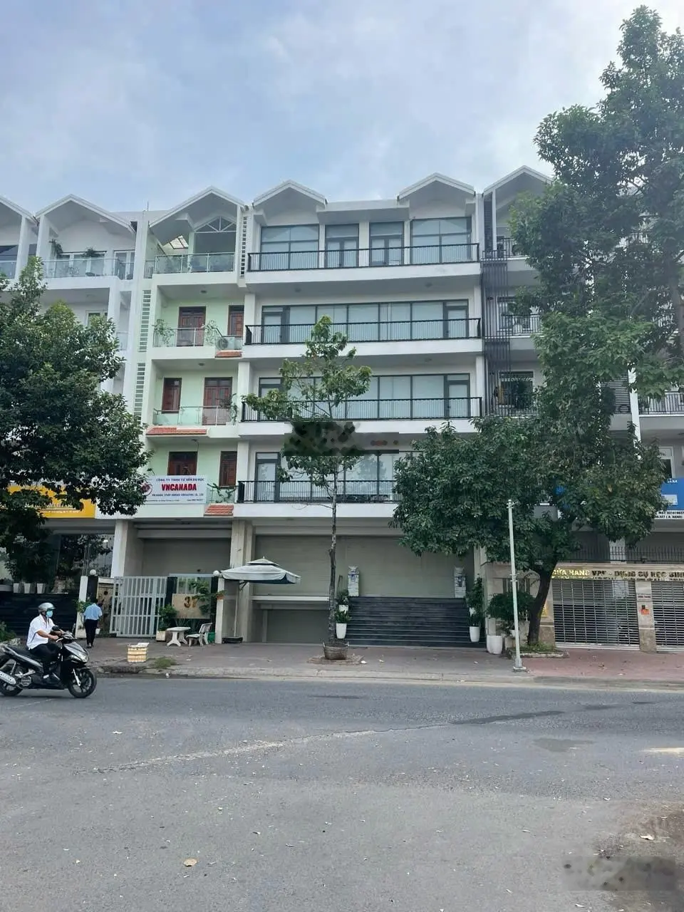 Tòa nhà MT đường D4, KDC Him Lam, Tân Phong, Q7. DT 10x20m hầm 5 lầu. Giá 60 tỷ (Nguyễn Hữu Thọ)