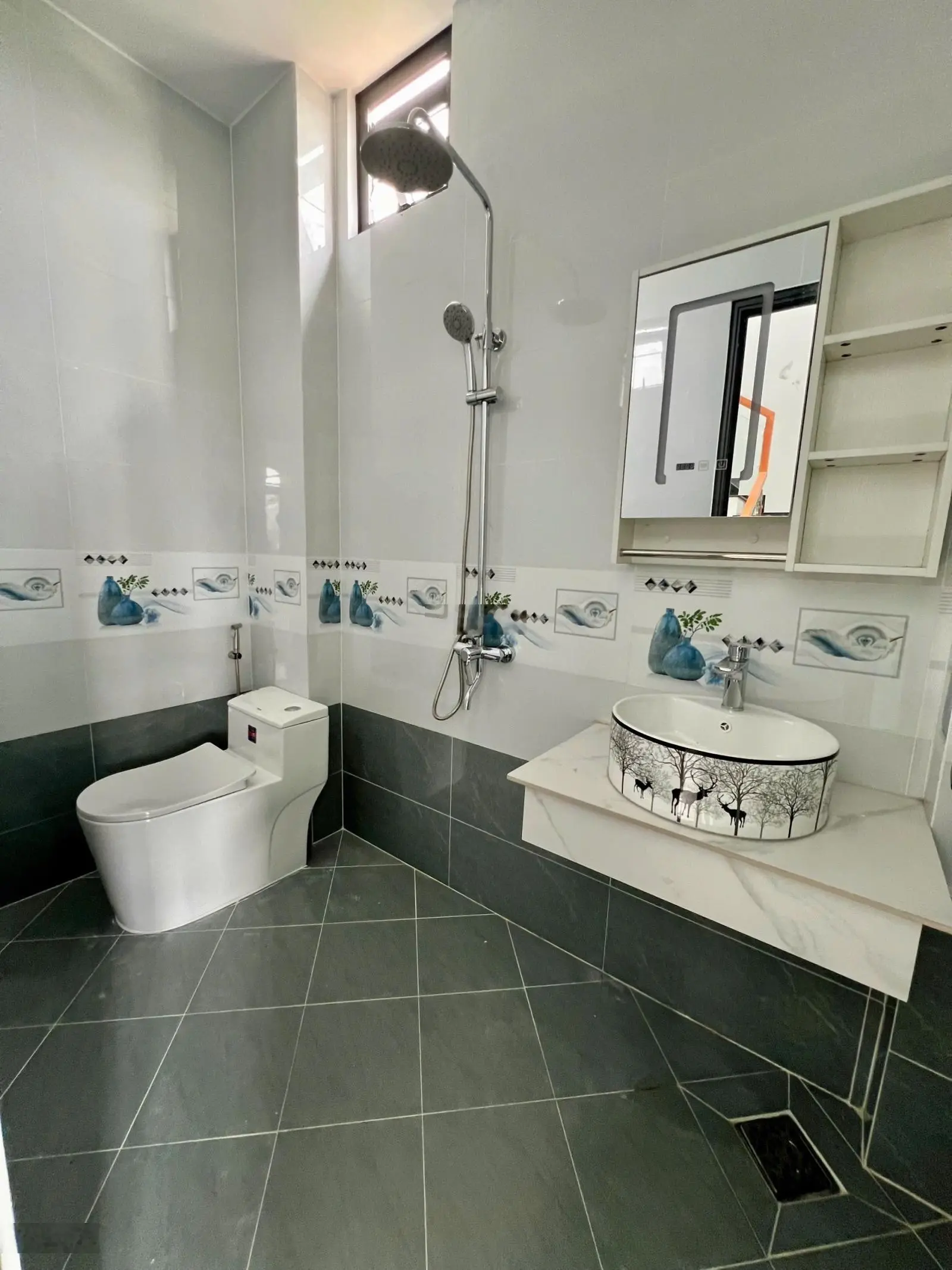 Bán nhà đẹp 3 tầng mới toanh , dt 66m, sản 180m phường Long Trường Quận 9