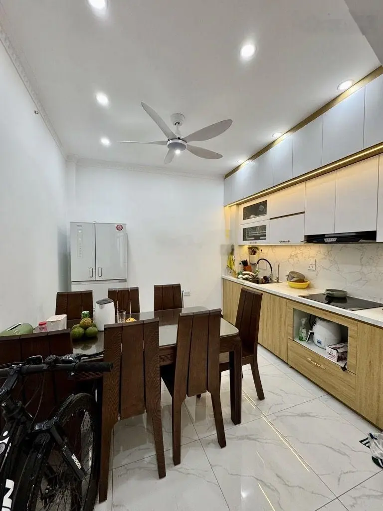 Thúy lĩnh nhà 5 tầng khung cột chắc thoáng trước sau gần ô tô