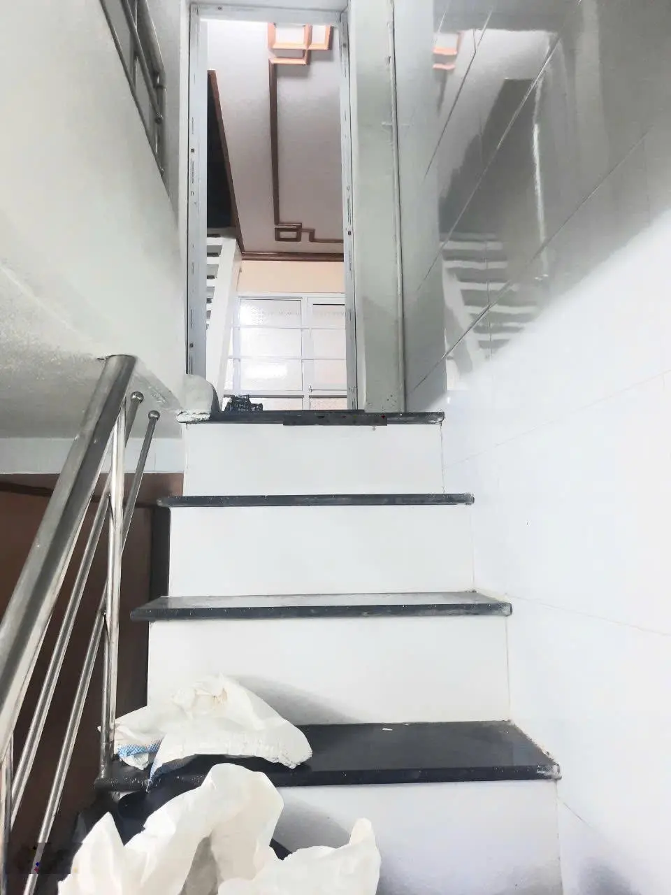 Bán nhà đường 19/5 thành phố Nam Định, sổ đỏ chính chủ, ô tô đỗ cách cửa nhà 7m. nội thất cơ bản