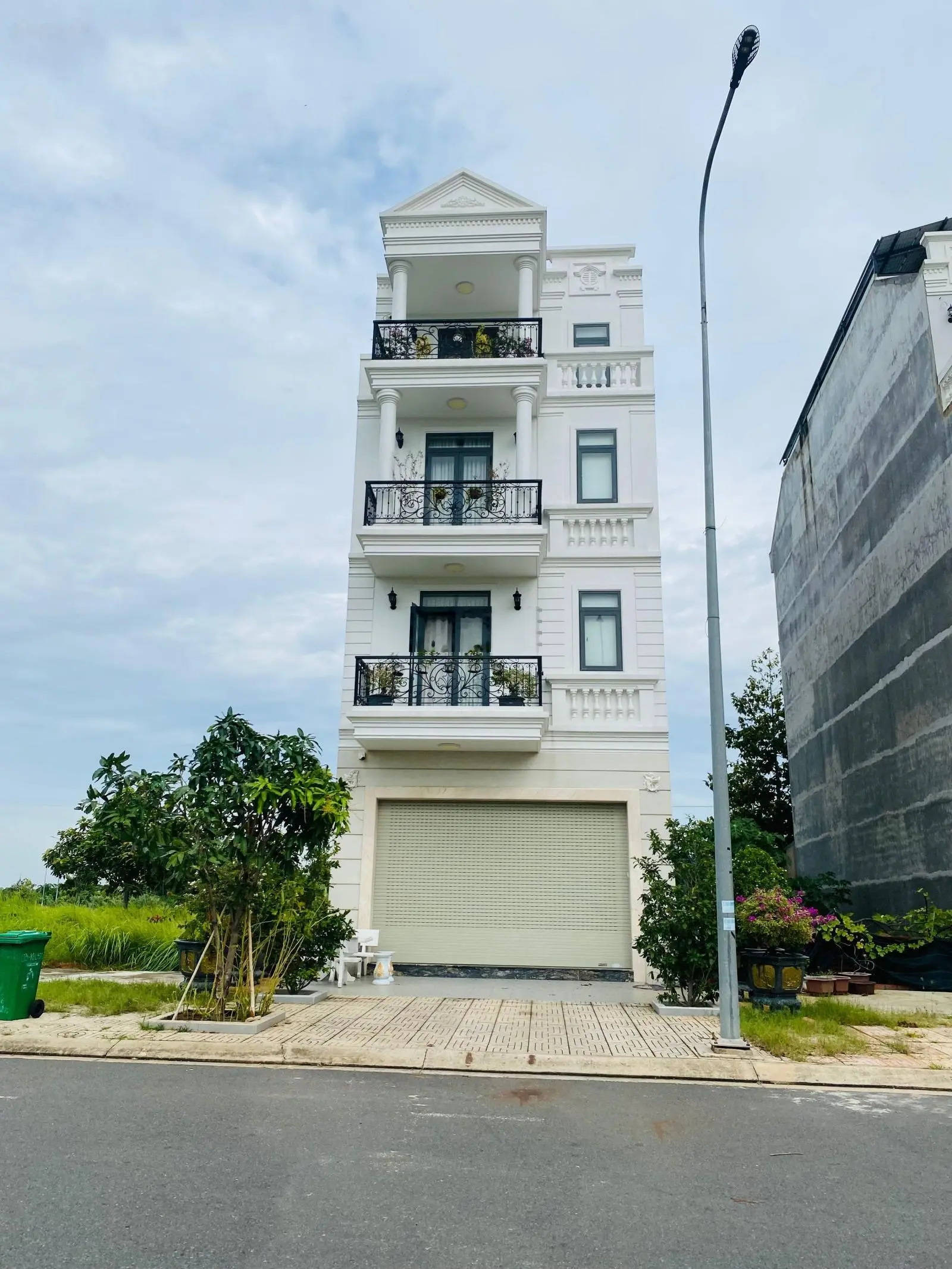 Lô đất 2 mặt tiền đừơng lớn 21m khu 4,5 Long Hưng City cần bán gấp 31tr/m2