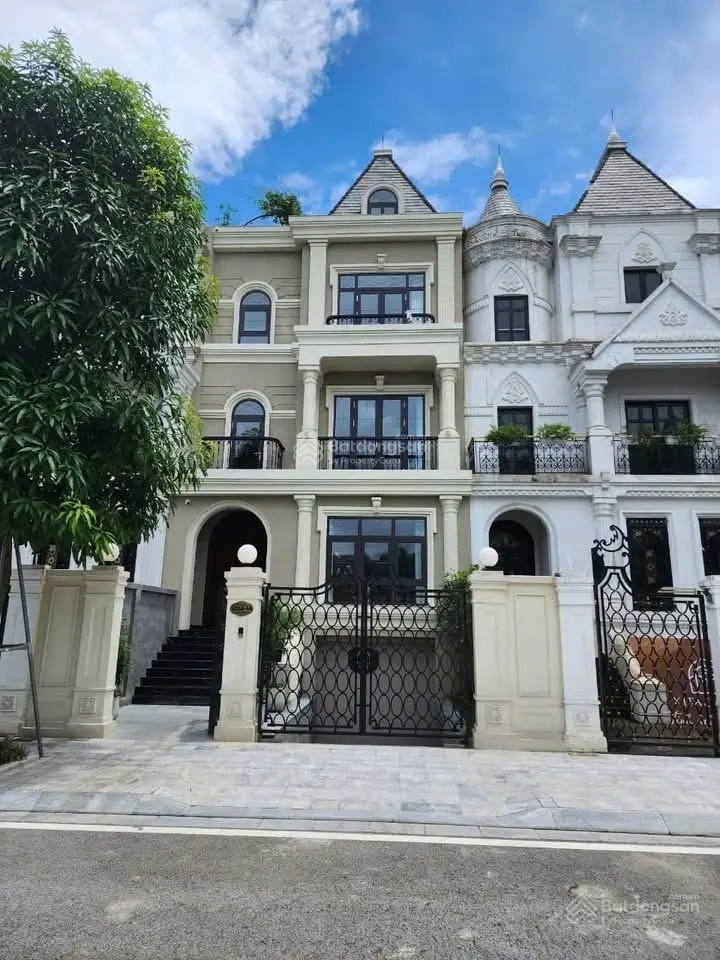 Biệt thự đẳng cấp tây hồ - thang máy - phong thủy linh khí hội tụ - giá tốt trong khu vực