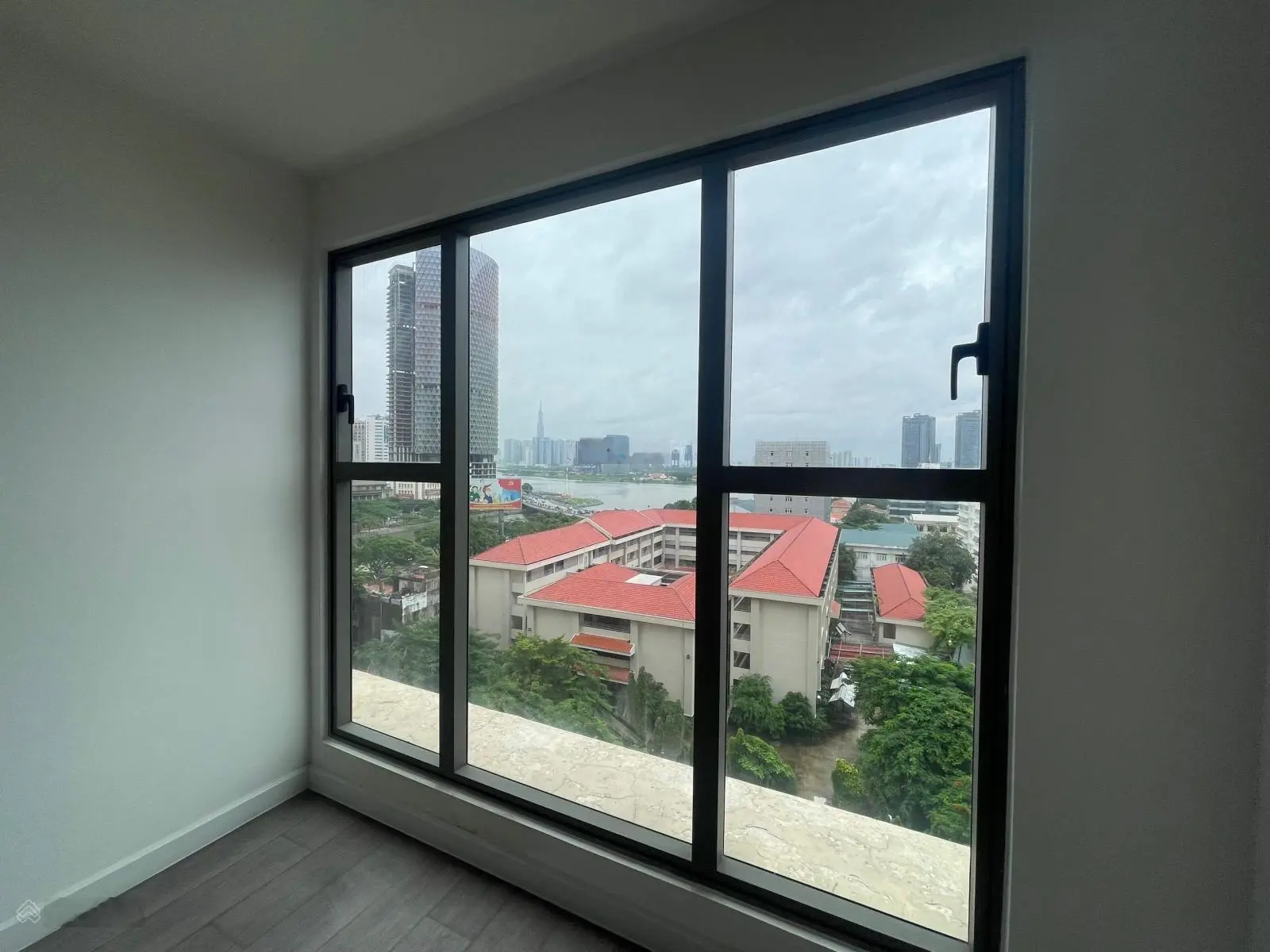 Cần bán lỗ căn góc Saigon Royal 115m2 quận 4 nhà đẹp view Thủ Thiêm. LH: 0909 024 ***