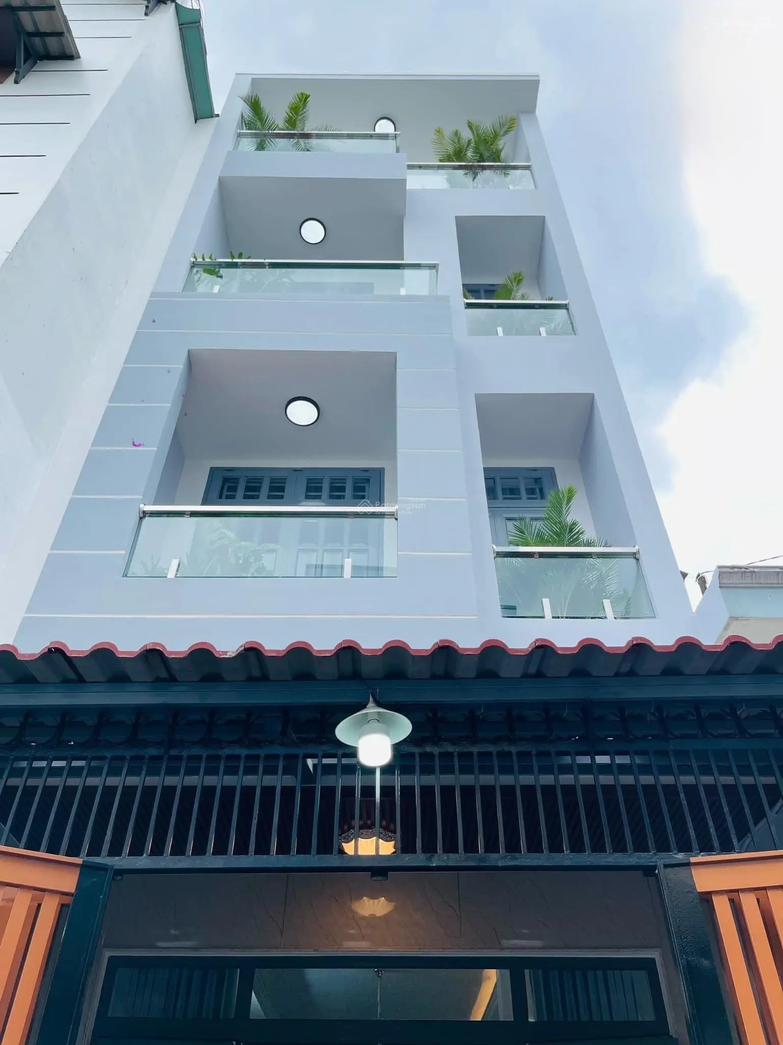 Bán gấp nhà Nguyễn Xí P26 Q. Bình Thạnh giá 3tỷ450tr DT 59.7m2, đang cho thuê 30tr/tháng. Sổ sẵn
