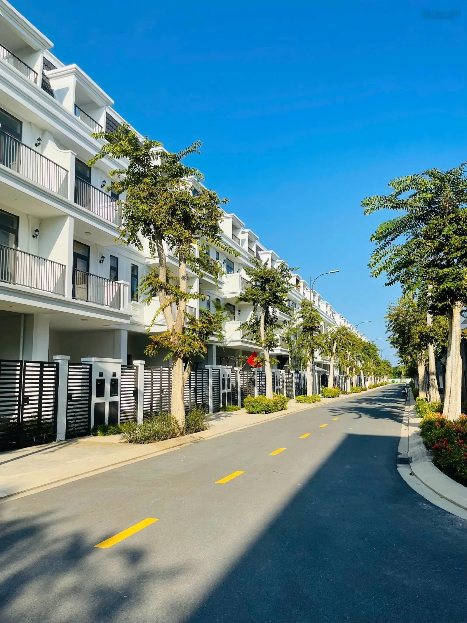 Nhà Phố La vida ngang 5, xây dựng 5x11, Giá 4ty950 (Giá 100% đã bao gồm sổ và thuế phí)