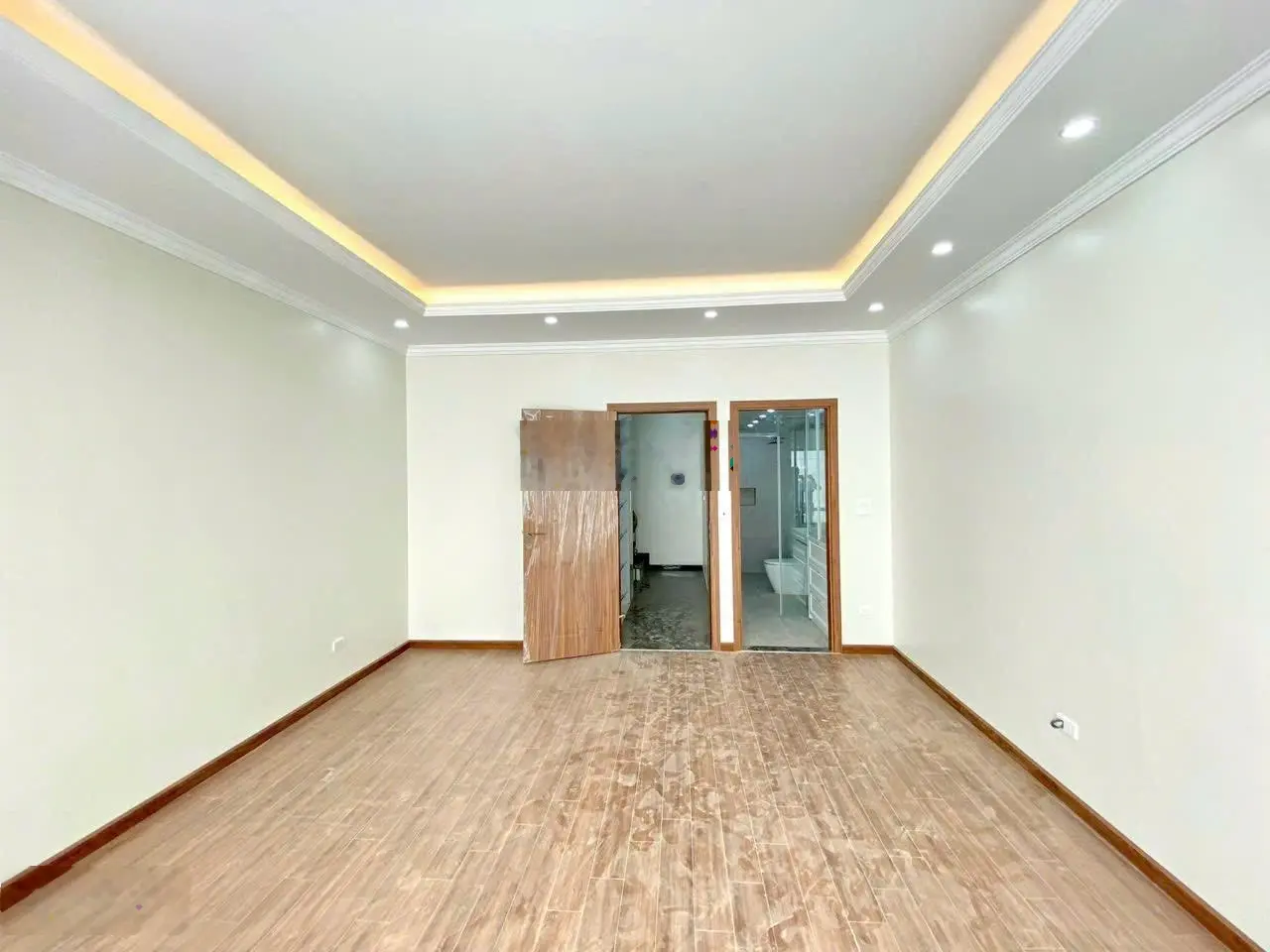 Em mở bán 3 căn 6 tầng xây mới phố Nguyễn Văn Cừ - LB. Nội thất, thang máy cao cấp ô tô đỗ cửa